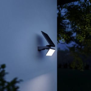 Silberne Steinel LED Solar-Außenwandleuchte mit Bewegungsmelder an Wand.