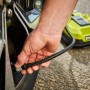 Ryobi Akku-Multi-Kompressor beim Aufpumpen eines Autoreifens.