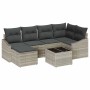 Hellgraues 7-teiliges Garten-Sofa-Set aus Poly Rattan mit Tisch.