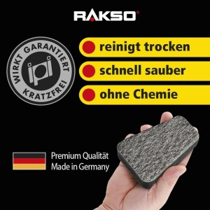RAKSO Kaminscheibenreiniger Schwamm (2er-Pack) in Hand, reinigt Kaminglas trocken und kratzfrei.