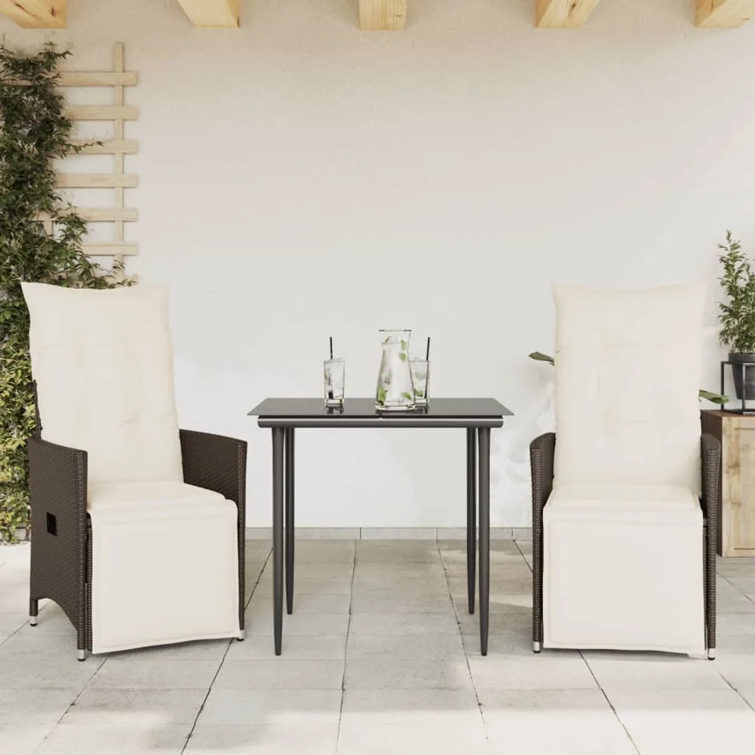 Verstellbare, braune Poly Rattan Gartensessel mit Kissen, 2er Set. Gartenstühle für entspannte Stunden im Freien.