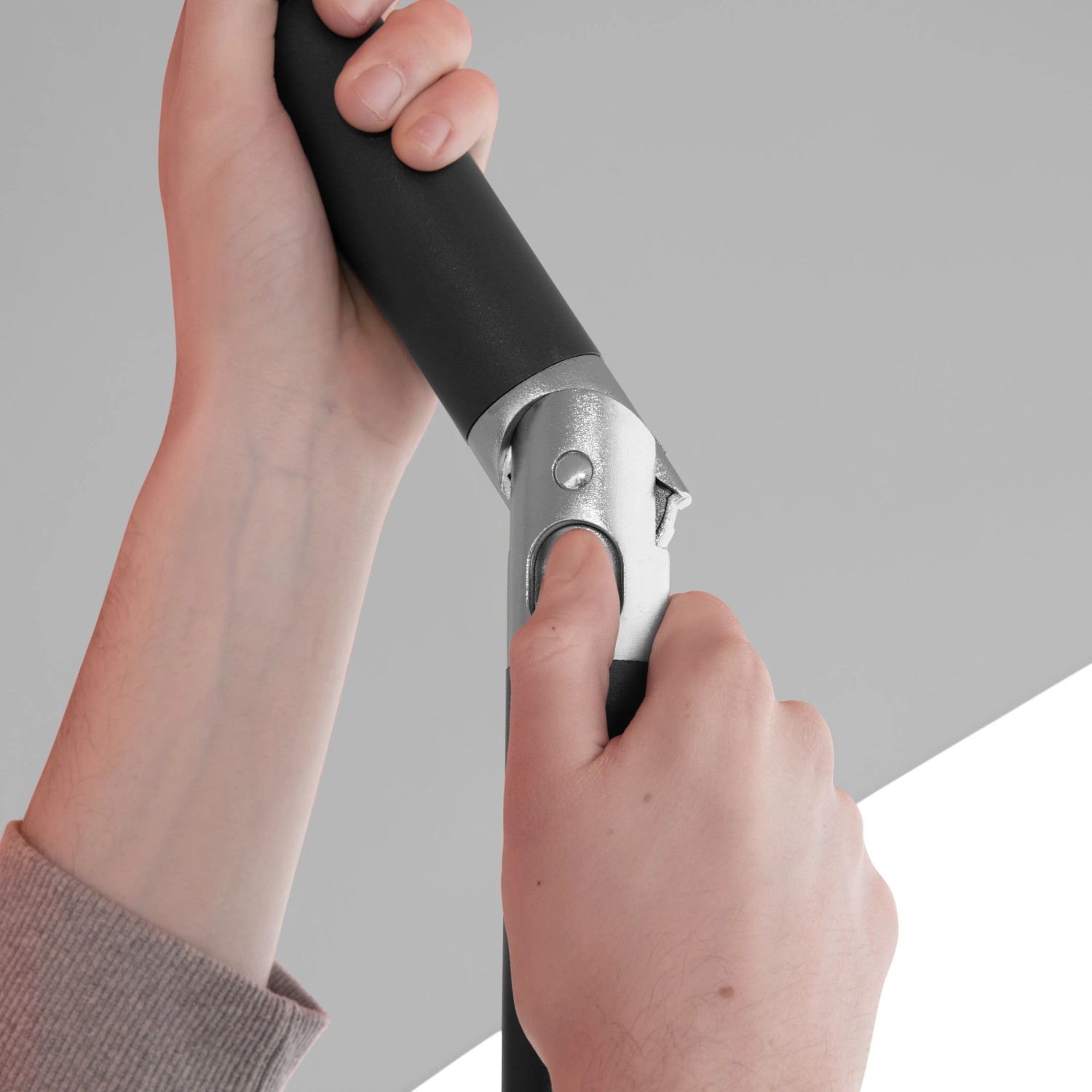 Detailaufnahme: Push-Up Mechanik des hellgrauen Doppler Marktschirms MyZone.