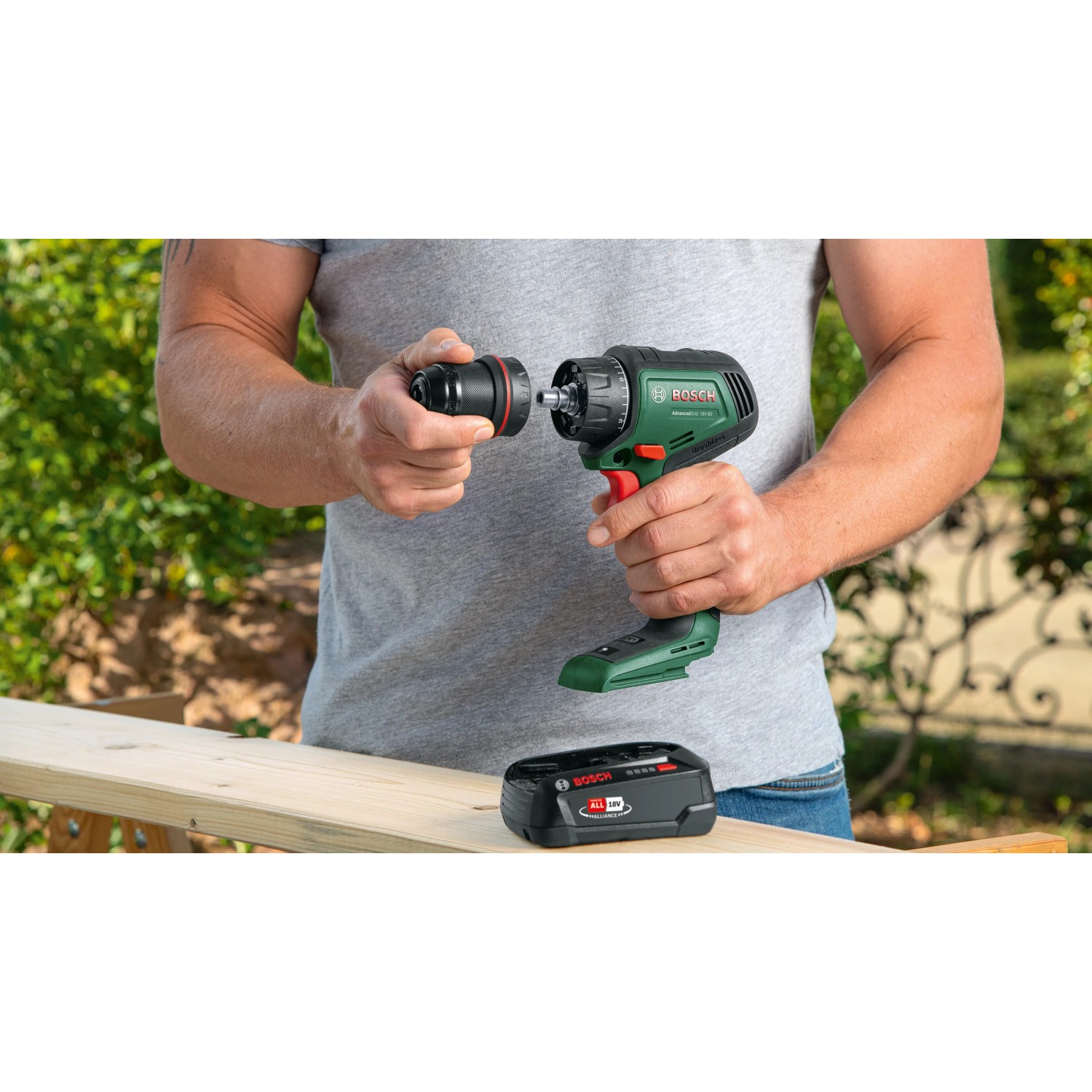 Bosch Akku-Bohrschrauber Advanced Drill 18 V-80 mit Akku und magnetischer Kappe.