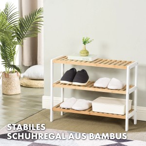 Stilvolles KARAT Bambus Schuhregal Michigan mit 3 braunen Ablagen und weißem Rahmen im Flur. Offenes Design.