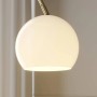 Goldene Lindby Bogenlampe Cynthia mit rundem Glasschirm für Wohnzimmer.