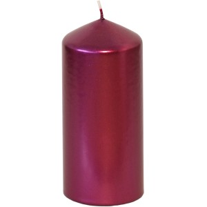 Beerefarbene Stumpenkerze mit Edelglanz, 130 mm hoch, für stimmungsvolle Beleuchtung.
