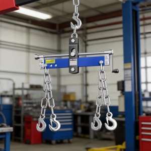 Blauer Wiltec Balancierer 750kg für Werkstattkran, mit Ketten, Haken und Handkurbel zur präzisen Lastenhebung.