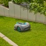 Gardena Mähroboter Sileno Smart Free 600 auf Rasenfläche vor Beet.