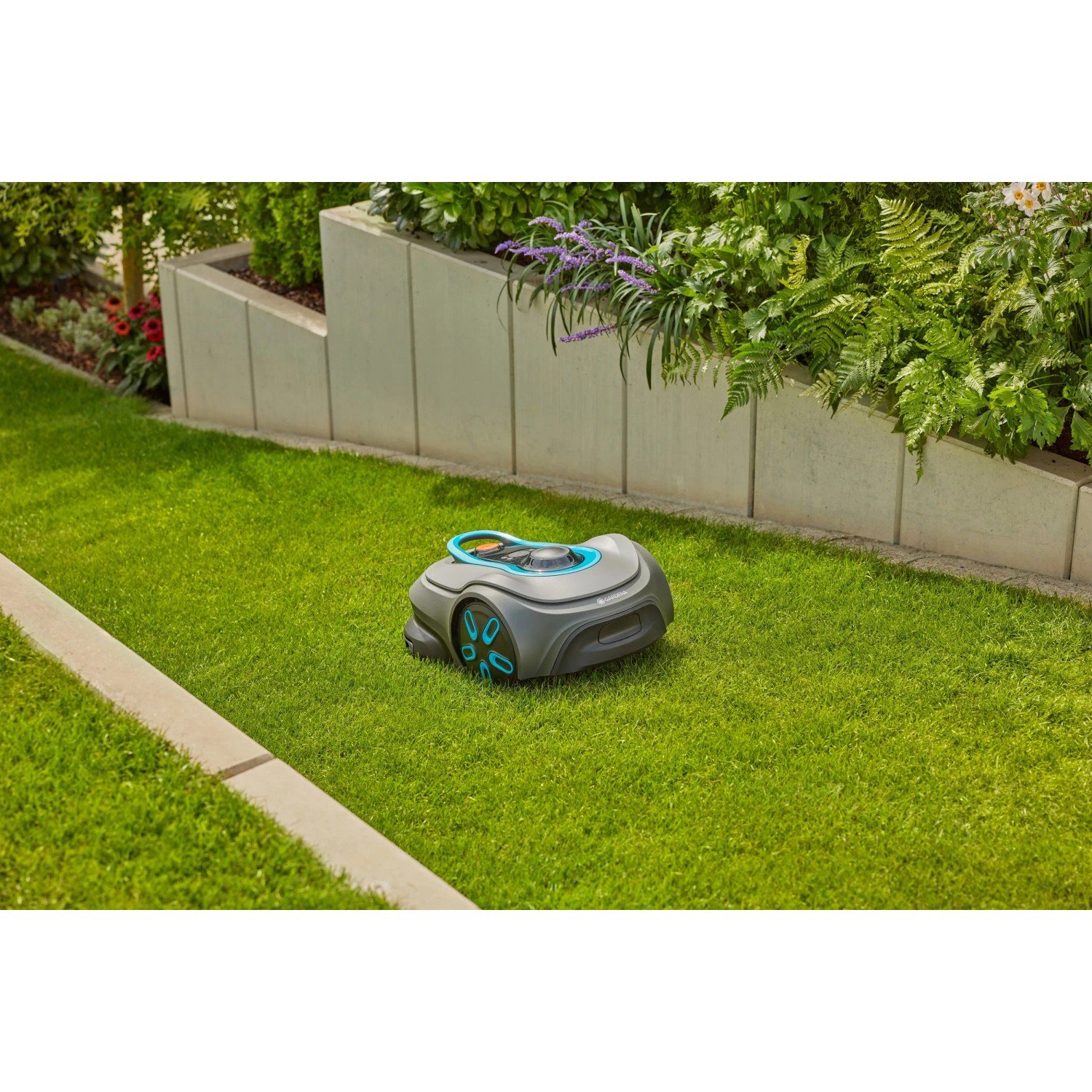 Gardena Mähroboter Sileno Smart Free 600 auf Rasenfläche vor Beet.