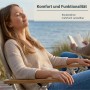 Frau entspannt im beigen osoltus Faltsessel mit Holzlehnen am Meer. Verstellbarer Campingstuhl für Komfort.