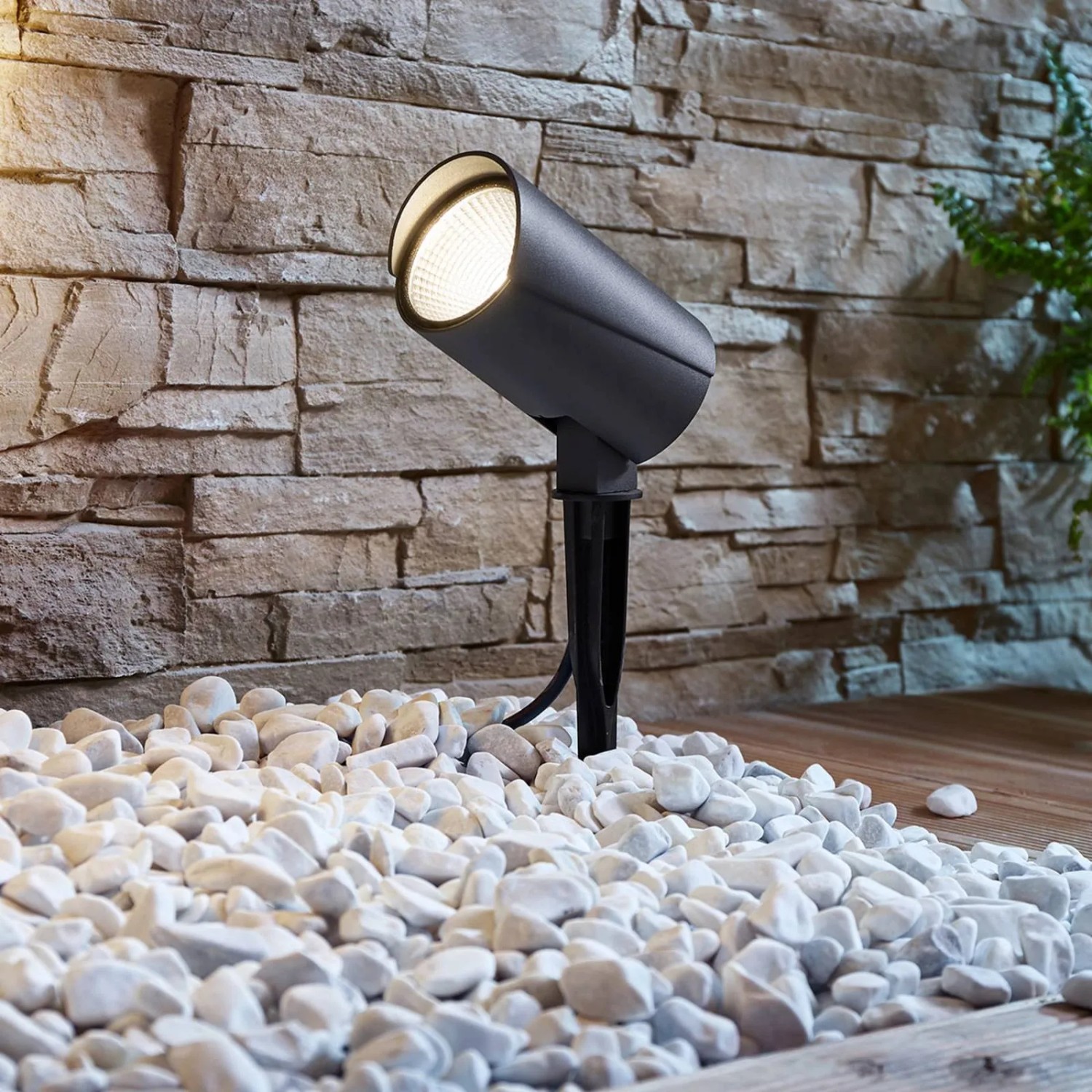 Moderne Lucande LED Gartenleuchte Anton aus Aluminium, 1-flammig, für den Außenbereich.