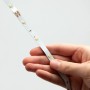 Brilo LED-Strip, warmweiß, kürzbar, 5m, in Hand gehalten.