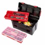 Offene, schwarze PARAT Werkzeugbox PROFI-LINE Allround L mit rotem Trageeinsatz und Kleinteilemagazin.
