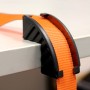 Detailaufnahme: Oranger Las Spanngurt mit Ratsche und schwarzem Kantenschutz.