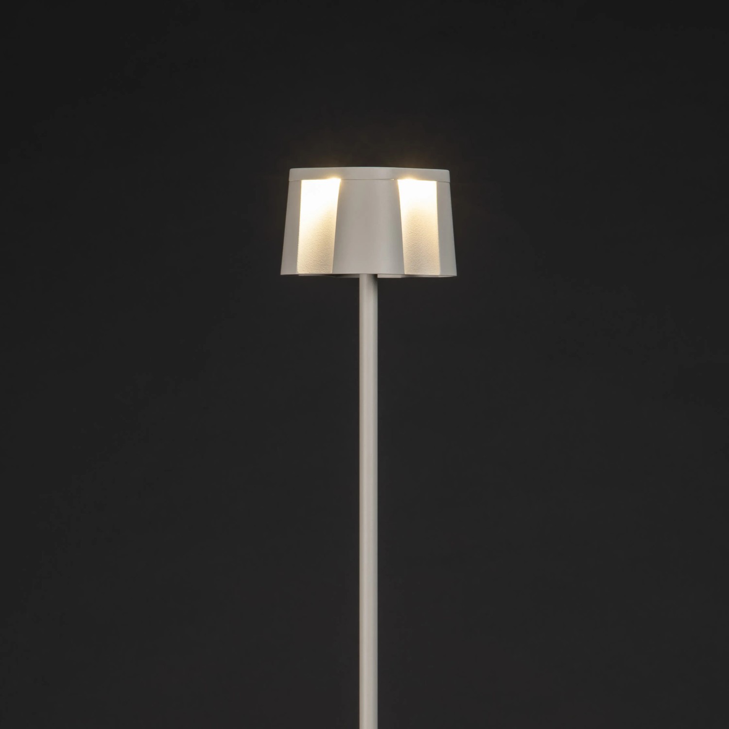 Weiße Konstsmide LED Stehleuchte Nice, 120cm, für Innen & Außen. Dekorative Außenleuchte mit USB.