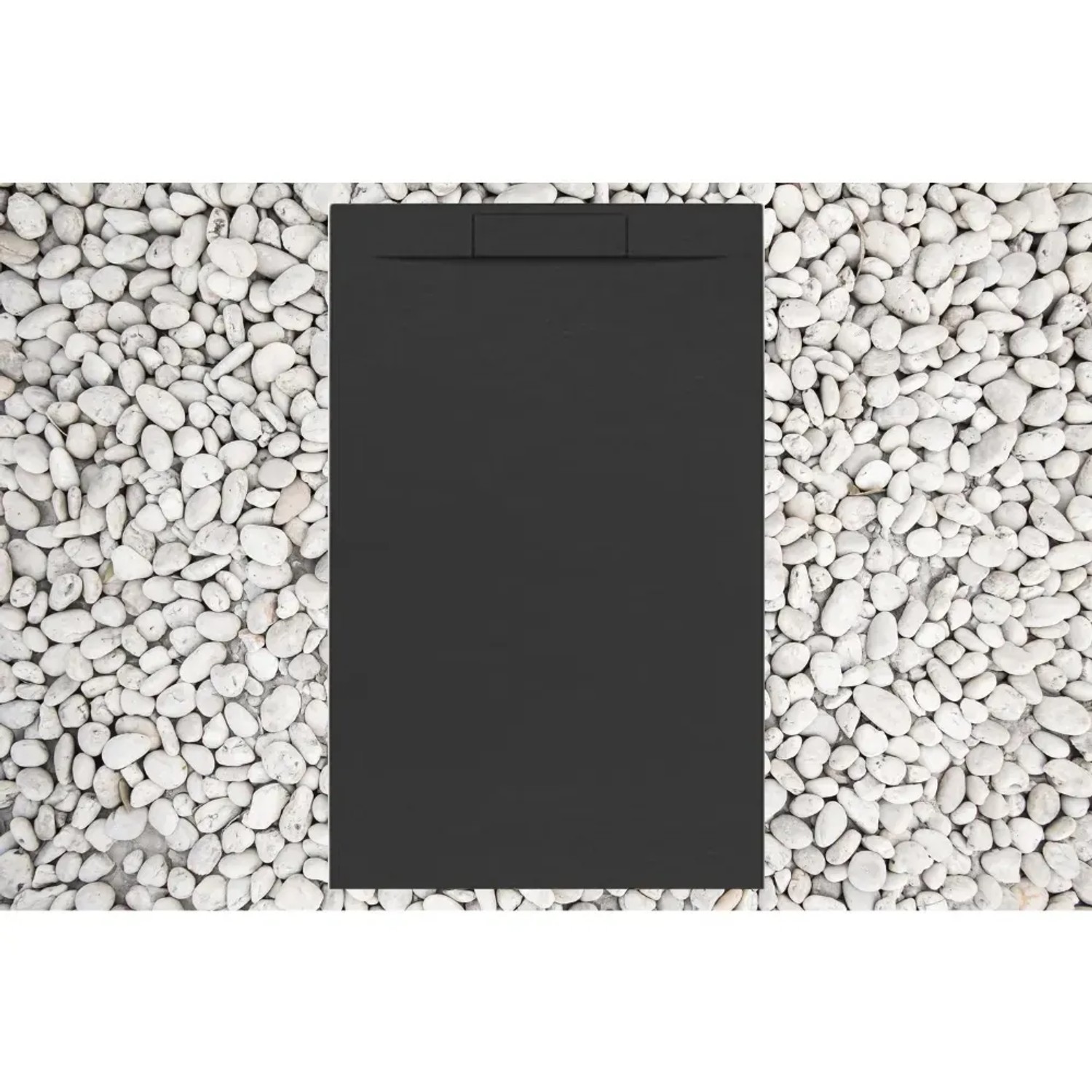 Schwarze Frascio Duschwanne 75x200 cm aus Harz/Marmor mit Abdeckung, umgeben von weißen Kieselsteinen.