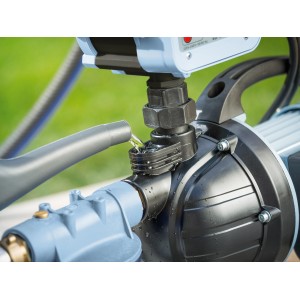 Detailaufnahme: Hauswasserautomat HWA 3500, 800 W, mit Wasseranschluss. Ideal für Gartenbewässerung.