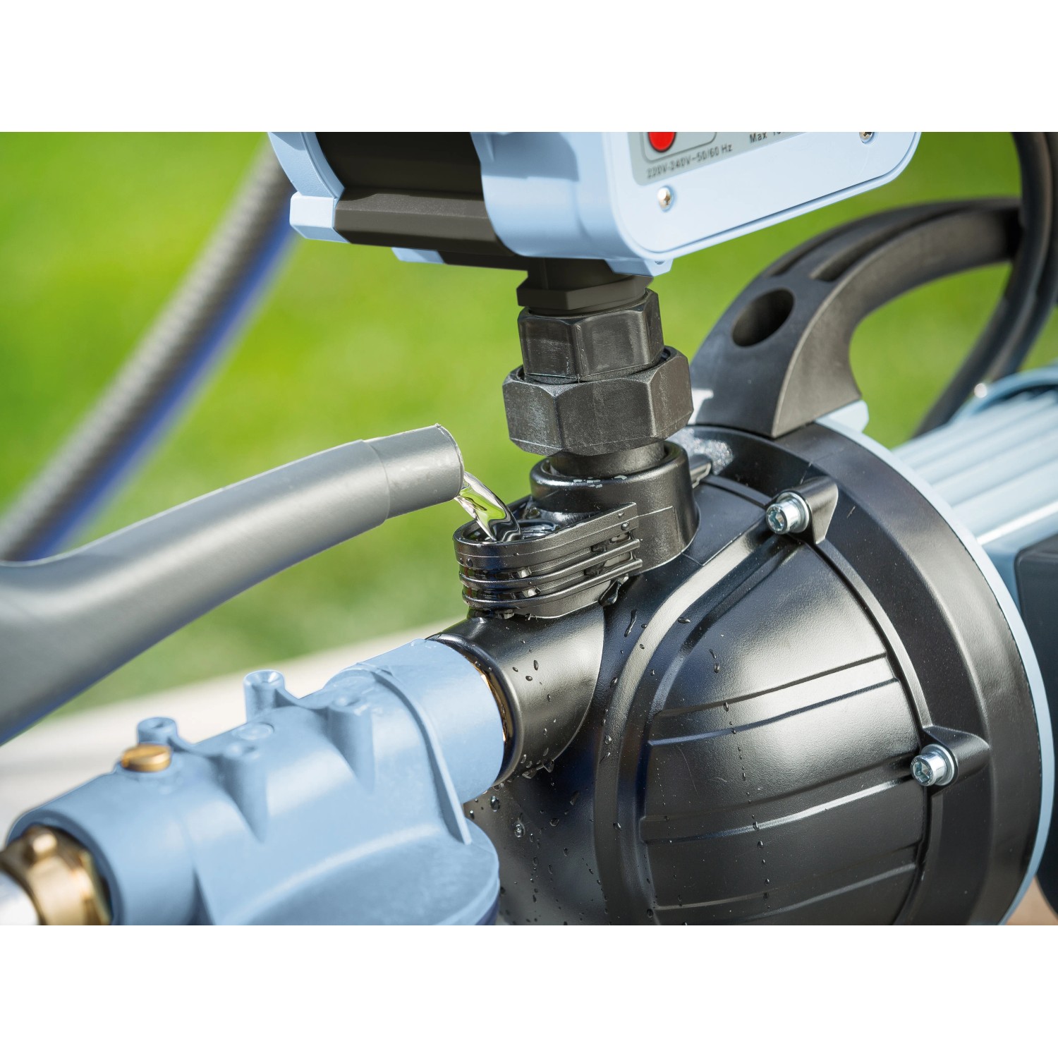 Detailaufnahme: Hauswasserautomat HWA 3500, 800 W, mit Wasseranschluss. Ideal für Gartenbewässerung.