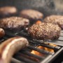 Grillgut auf Weber Gasgrill: Burger und Würstchen werden gegrillt.