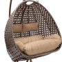 Brauner Home Deluxe Hängesessel Twin aus Polyrattan mit beigen Kissen und Regenabdeckung.