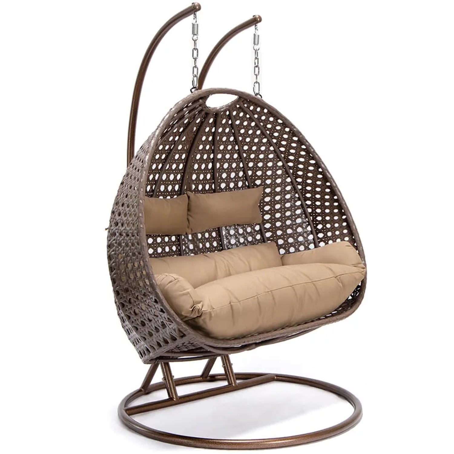 Brauner Home Deluxe Hängesessel Twin aus Polyrattan mit beigen Kissen und Regenabdeckung.