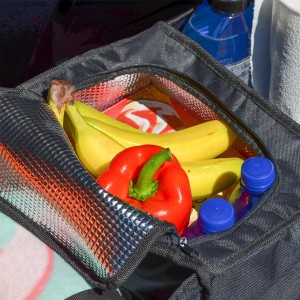 Schwarze eyepower Kofferraumtasche mit Kühlfach, gefüllt mit Essen und Getränken.