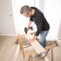 Mann bohrt mit Bosch Akkuschrauber AdvancedDrill 18 Solo in Holz.