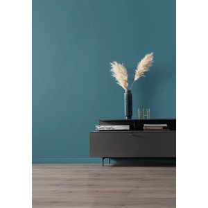 Wand in Schöner Wohnen Designfarben Charmantes Petrolblau, mit Sideboard und Dekoration.