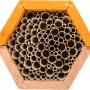 Sechseckiges Bienenhaus aus Holz mit Röhren für Wildbienen.