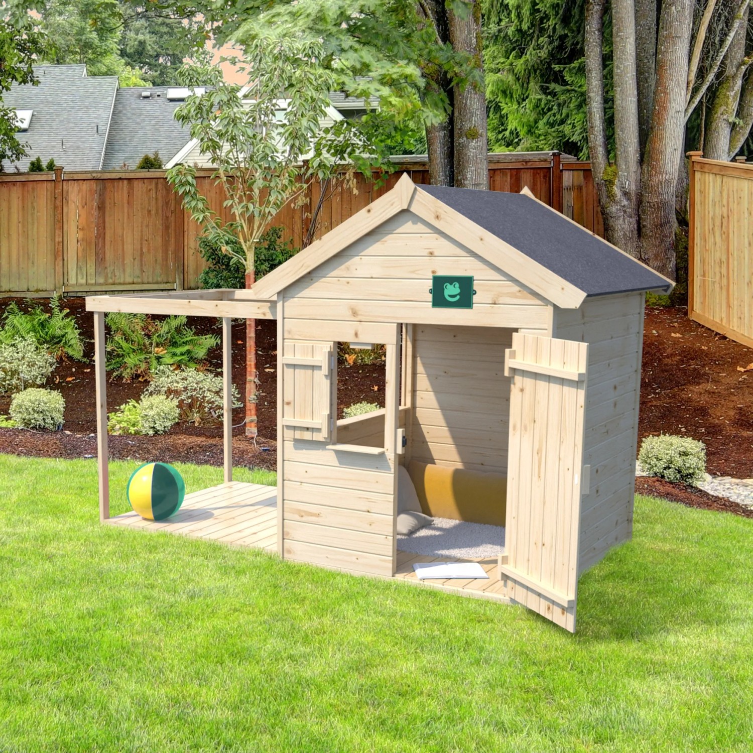 Soulet Kinderspielhaus Epicerie aus Holz mit Pergola und geöffneter Tür im Garten.