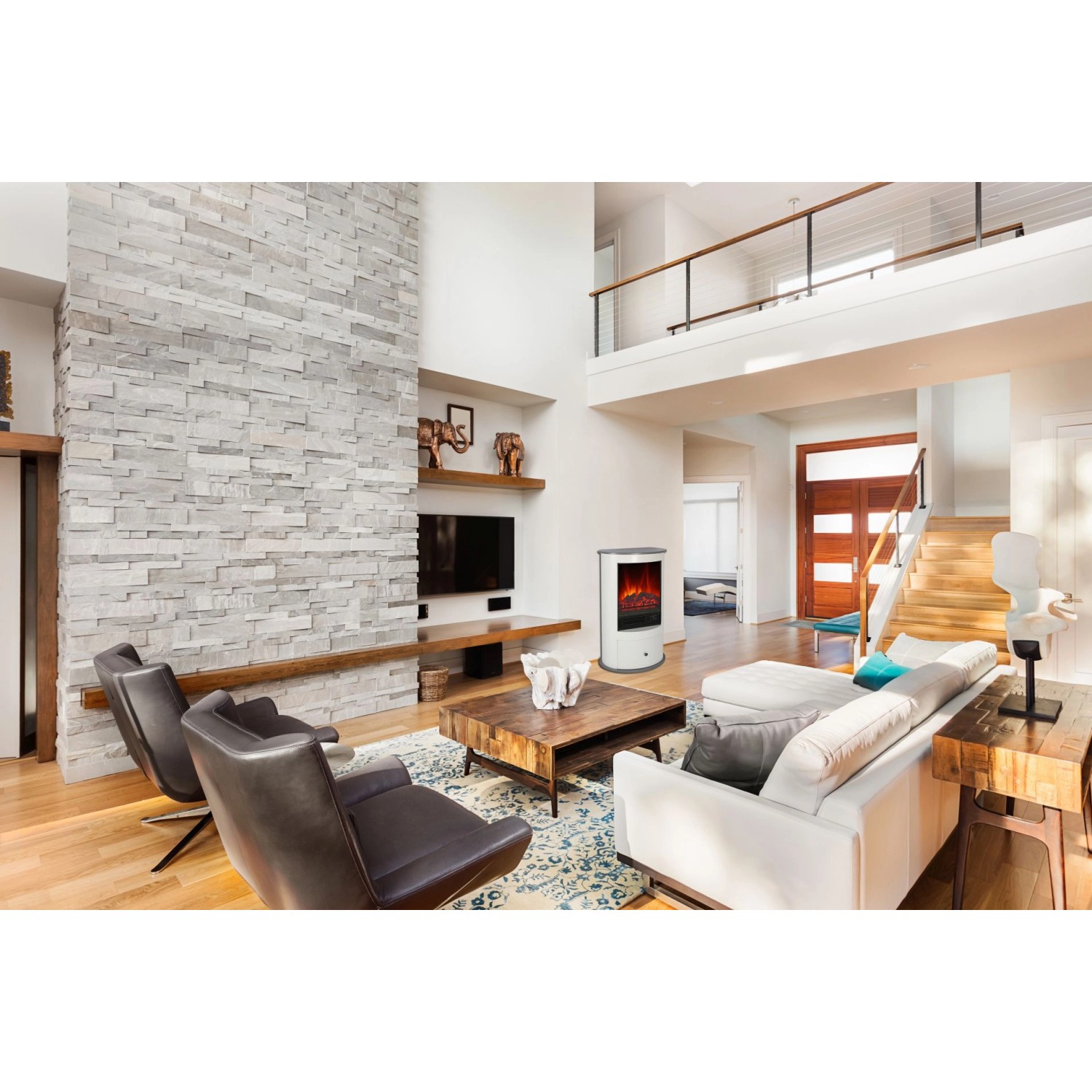 Weißer EL Fuego Elektrokamin Wien II im Wohnzimmer mit simuliertem Kaminfeuer.