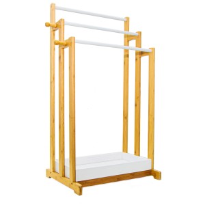 Freistehender DuneDesign Handtuchhalter aus Bambus mit 3 Stangen und weißer Ablage.