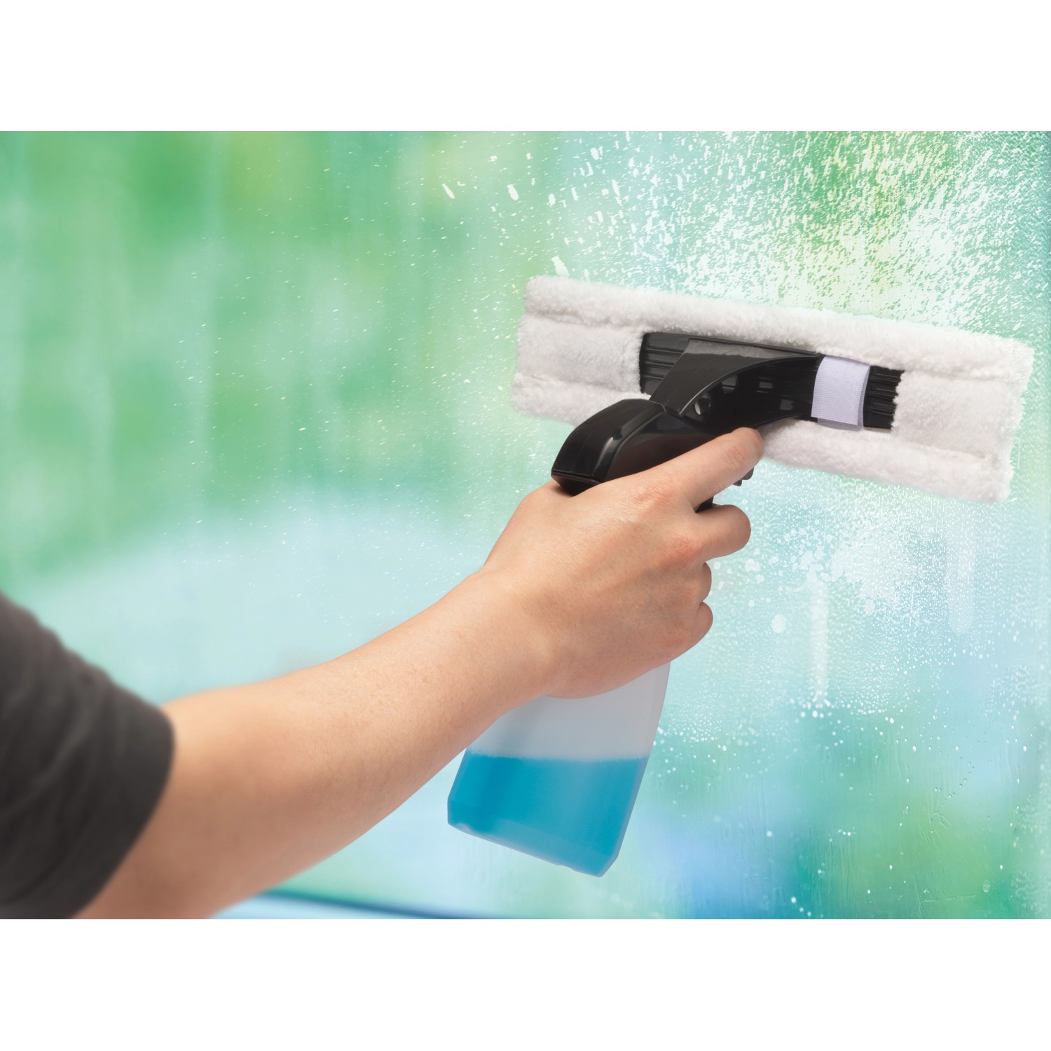 Akku-Fenstersauger mit Sprühflasche im Einsatz zur Fensterreinigung.