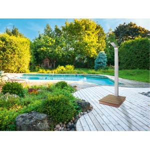 Edelstahl Außen-Duschpaneel (H 224cm) mit Kopfbrause im Garten.