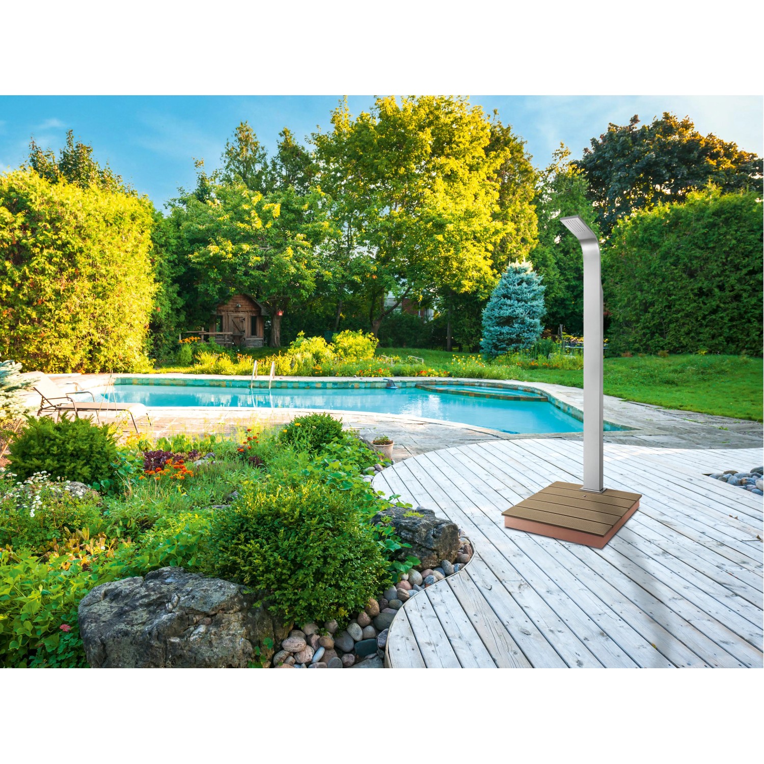 Edelstahl Außen-Duschpaneel (H 224cm) mit Kopfbrause im Garten.