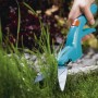 Gardena Grasschere Classic beim Rasenkantenschnitt. Handliche Rasenschere mit blauem Griff.