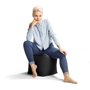 Frau sitzt auf schwarzem Sitting Point Hocker (60 l). Bequemer Sitzsack für Indoor & Outdoor.