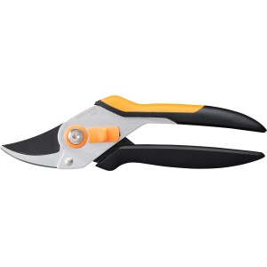 Fiskars Bypass-Gartenschere Solid P331 aus Metall mit schwarzem Griff und orangefarbenen Akzenten.