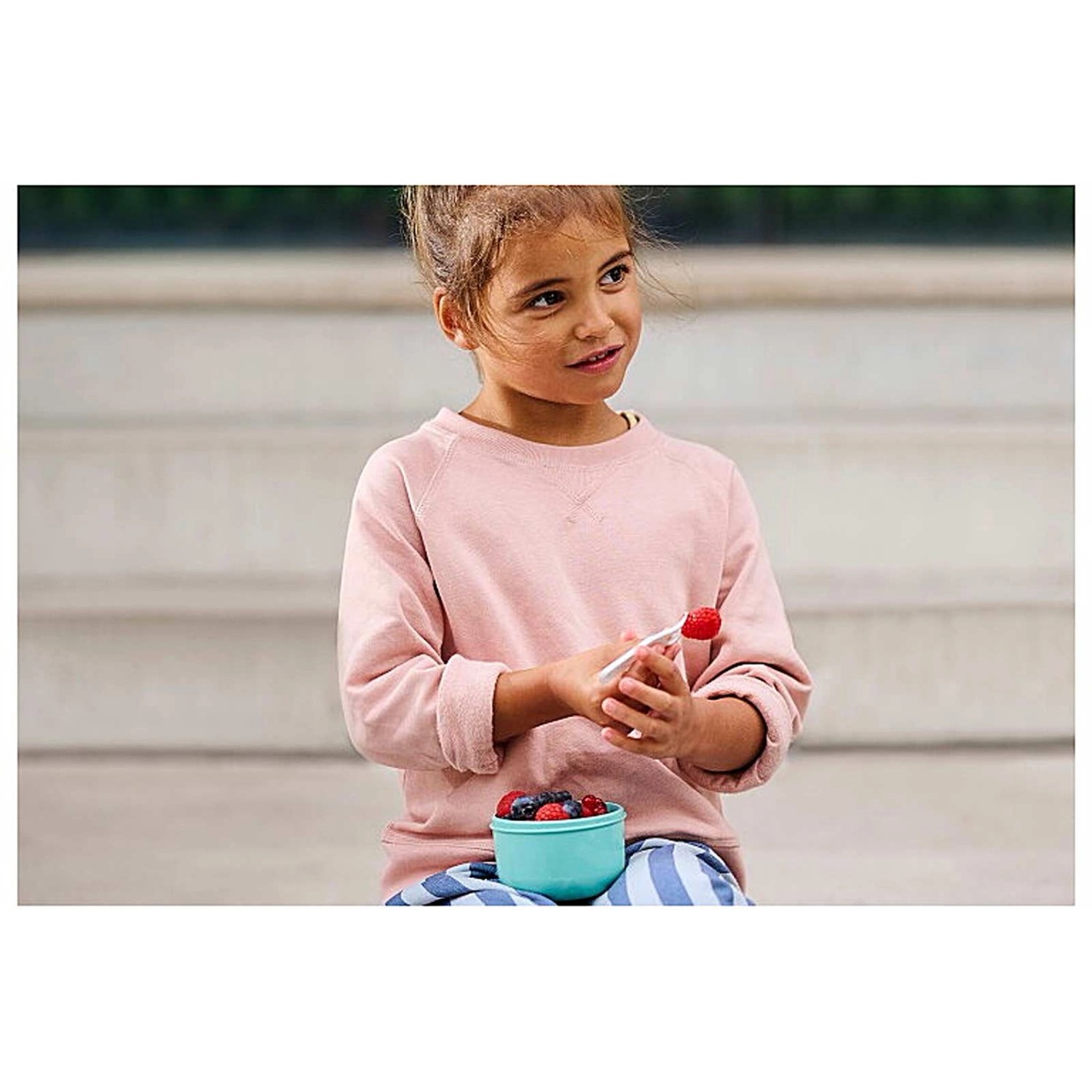 Mepal Campus blaue Bentobox und Obstbox mit Mädchen und Beeren.