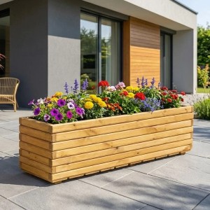 HolzFee Pflanzkasten Akzent aus heller Kiefer, 118x40x40 cm, mit bunten Blumen auf einer Terrasse.