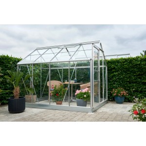 Helles Halls Gewächshaus Popular 86 Alu 5 m² mit Pflanzen und Sitzgruppe im Garten.