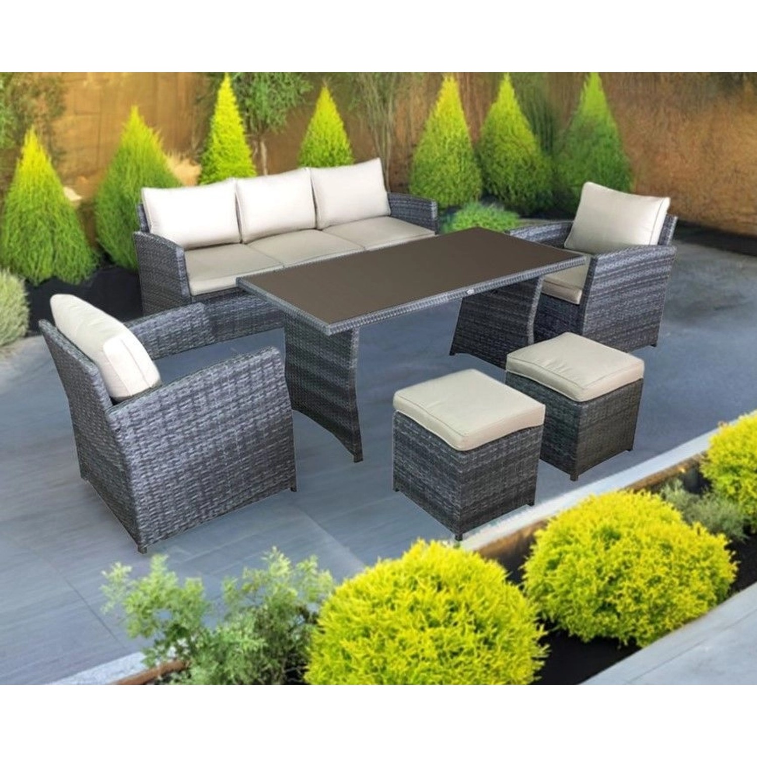Graues 7-teiliges Rattan Gartenmöbel Lounge-Set Havanna mit Sofa, Sesseln, Hockern und Tisch.