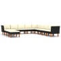 Schwarzes vidaXL Garten-Lounge-Set aus Rattan mit cremeweißen Kissen, bestehend aus Sofas und Hockern.
