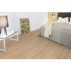 Verlegtes Laminat Excellent Eiche Evoke Crystal 8 mm im Schlafzimmer mit Bett und Tisch.