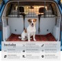 Verstellbares Tectake Hundeschutzgitter Balu aus Stahl im Kofferraum mit Hund.