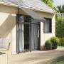 Anthrazitfarbene vidaXL Markise (100x150 cm) aus Stoff und Stahl am Haus montiert.