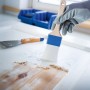 LUX Abbeizpinsel 50mm im Einsatz beim Ablösen alter Farbe von Holz.