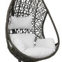 Schwarzer greemotion Hängesessel Kuba aus Rattan und Stahl mit weißen Kissen.