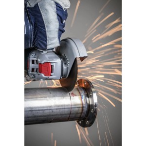 Pferd Trennscheibe im Einsatz: Winkelschleifer trennt Metallrohr mit Funkenflug. Zubehör für Winkelschleifer.