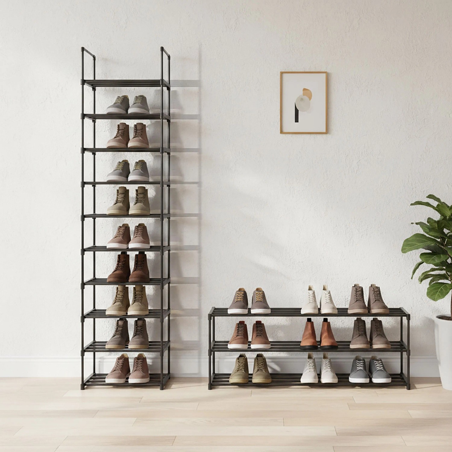 Schwarzes Metall Schuhregal mit 10 Ebenen und ein kürzeres Regal, gefüllt mit Schuhen. Flexibles Stecksystem für Flur.